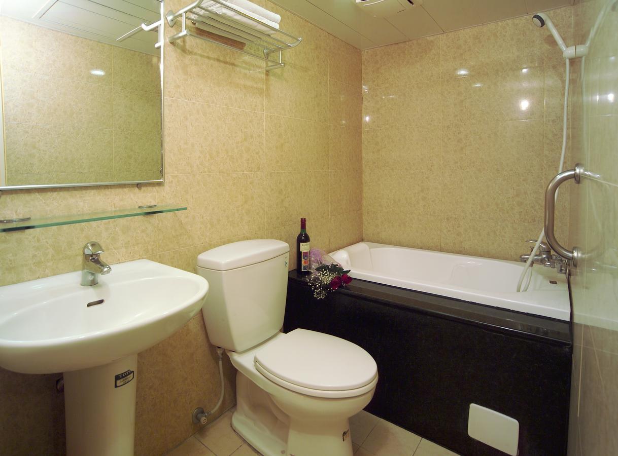 Hua Tai Hotel Hsinchu City Exterior photo