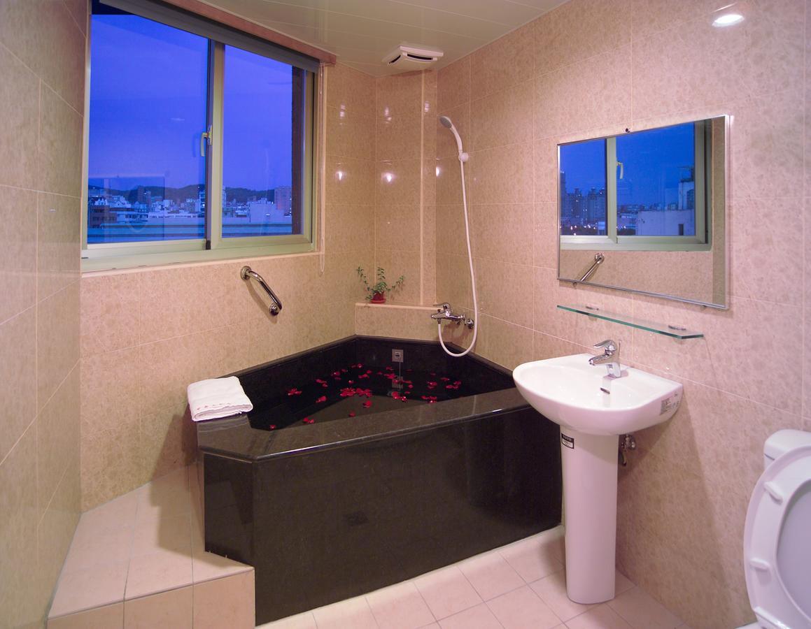 Hua Tai Hotel Hsinchu City Exterior photo